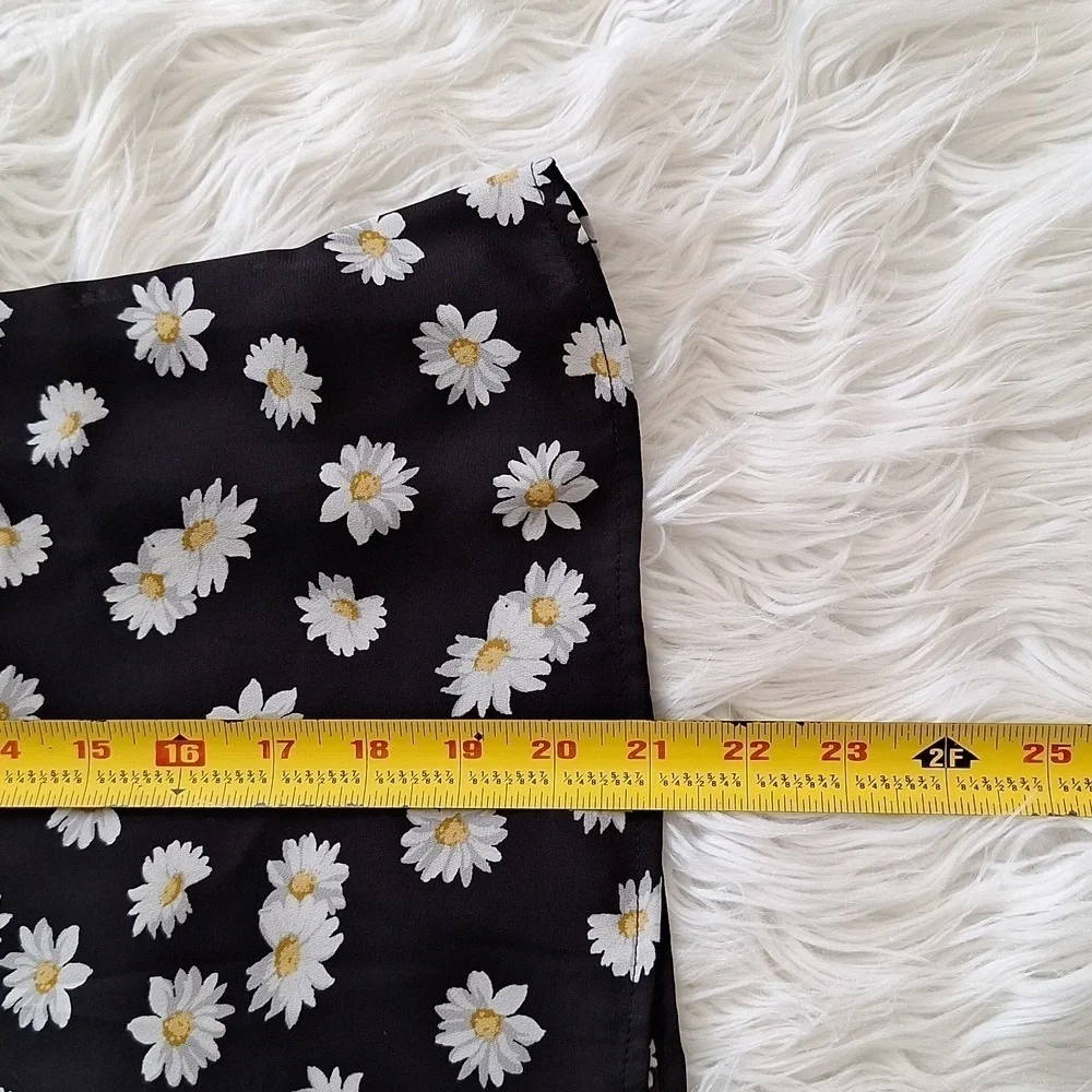 Socialite Daisy Print Top - Picture 12 of 13